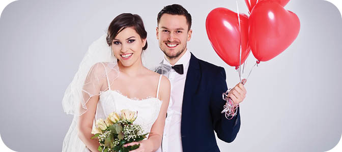Bride with roses and groom with balloons